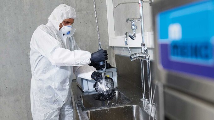 Grobreinigung der Atemschutzausrüstung