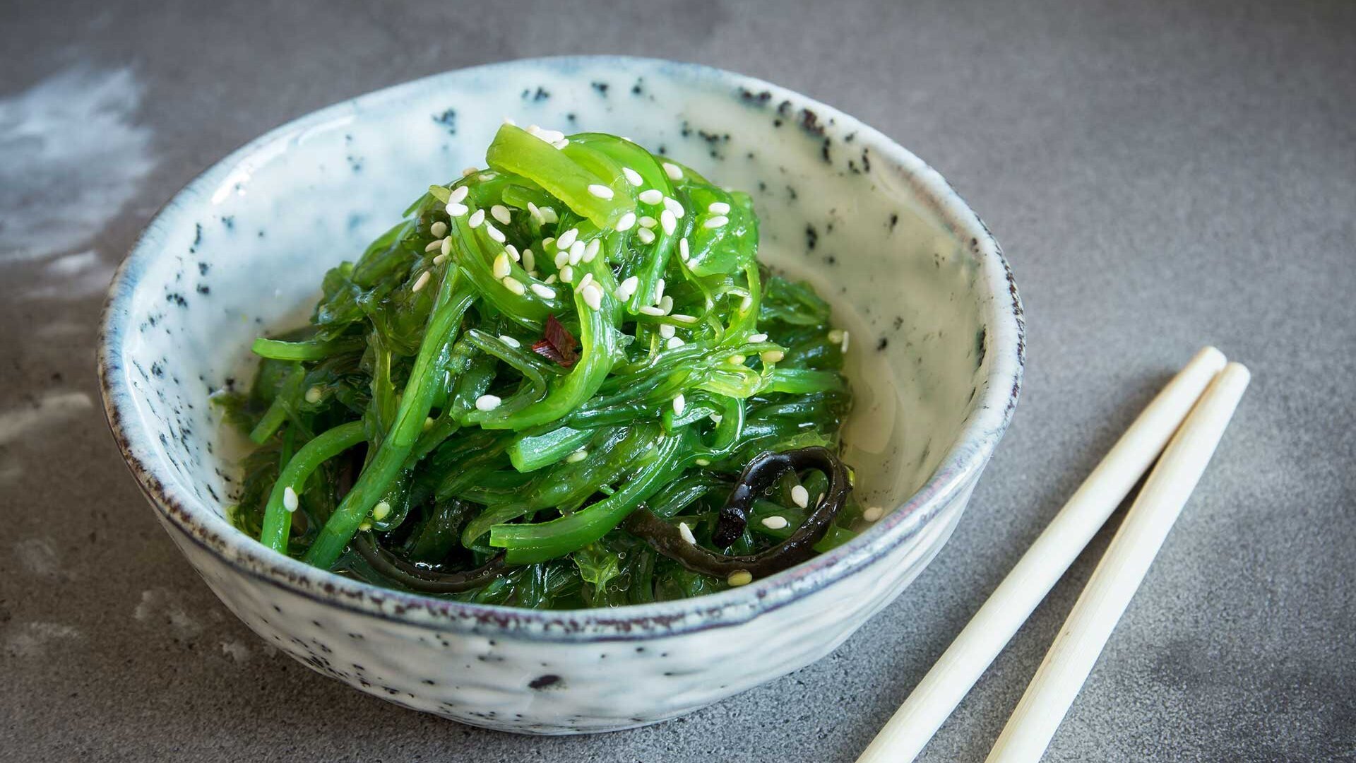 装裙带菜沙拉的碗 装裙带菜沙拉的碗