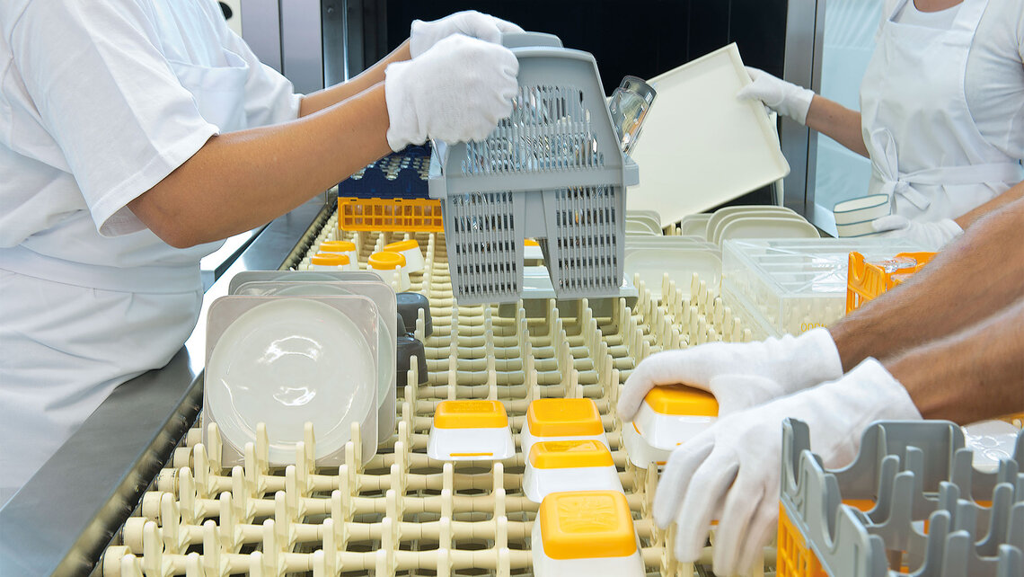 Arbeiter an der M-iQ Spülmaschine