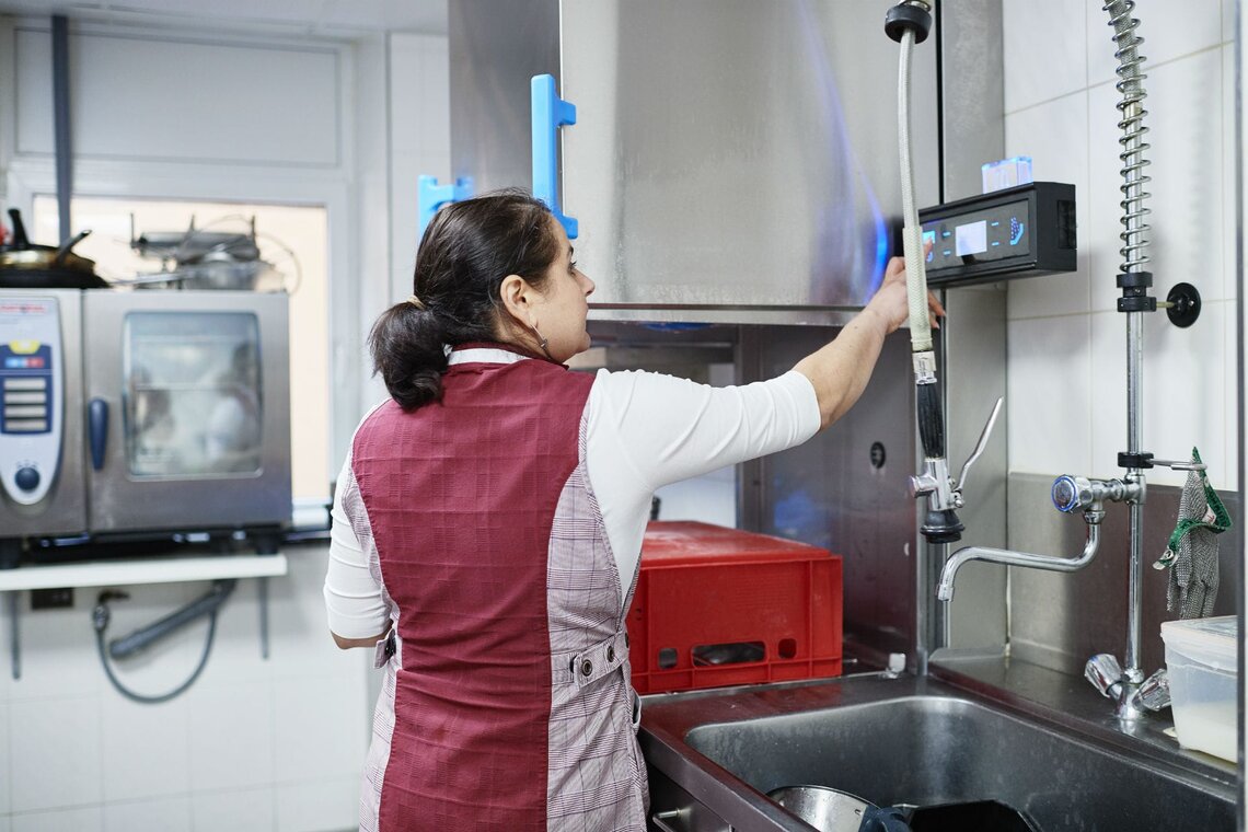 Schaufler 使用 M-iClean H 清洗装肉板条箱