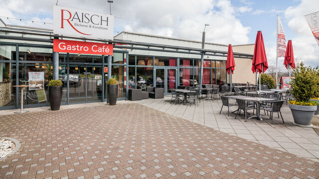 Outside view of the bakery Raisch
