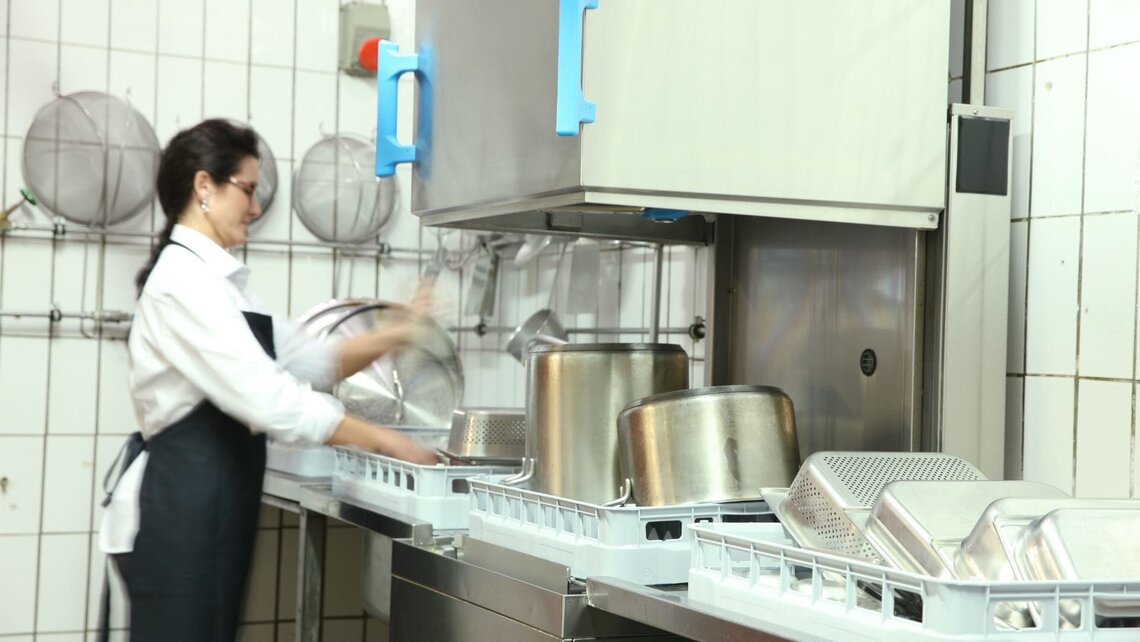 Metzgerei Krautter spült mit Haubenspülmaschine