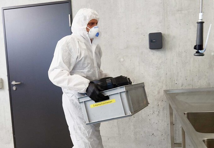 Kontaminierte Atemschutzausrüstung zur Reinigung geben