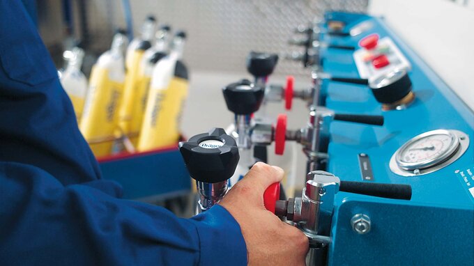 Nach dem Einsatz die Atemluftflasche wieder füllen