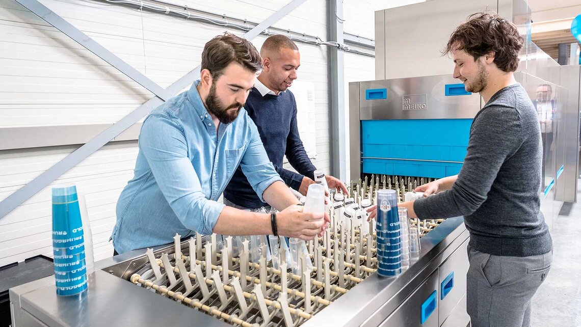 Professionell gespülte und getrocknete Becher aus Hartplastik werden gestapelt und zum Wegpacken vorbereitet.