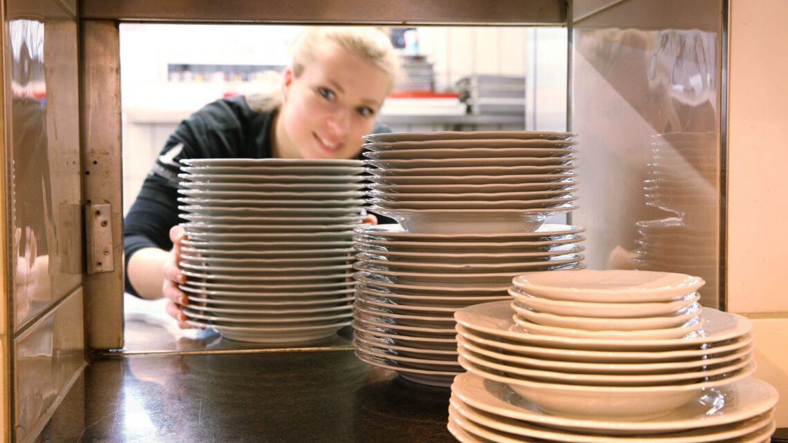 Geschirr in Metzgerei Krautter wird mit Haubenspülmaschine sauber