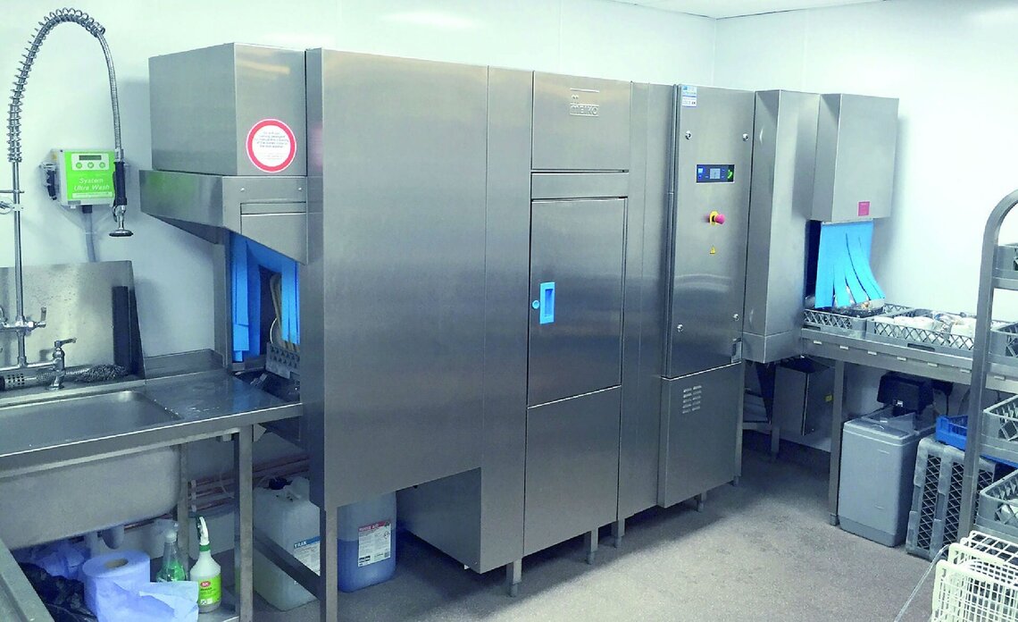 园艺中心的篮传式洗碗机