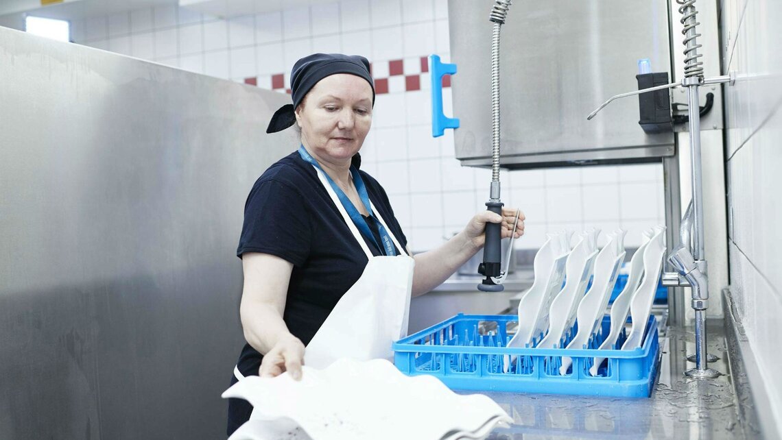 Schmalzerhof hood dishwasher Die Haubenspülmaschine im Schmalzerhof begeistert genutzt von Janka Chlebovcová