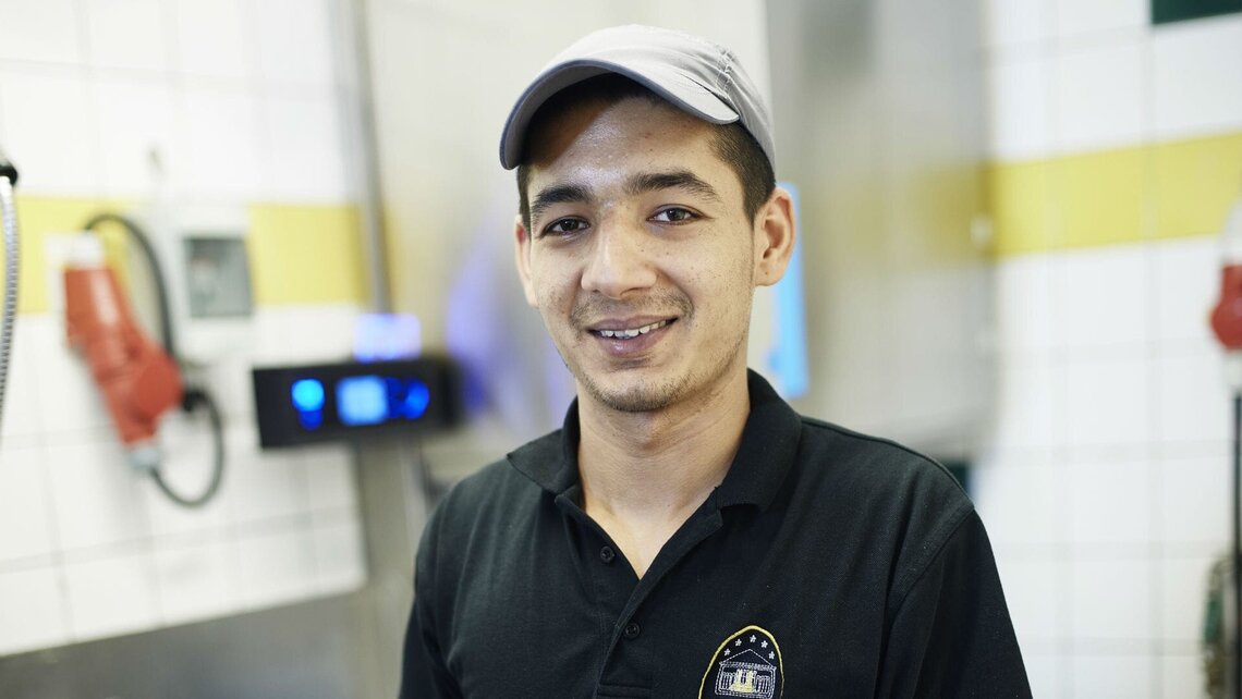 Die Haubenspülmaschine M-iClean H kann auch von Menschen mit Handicap bedient werden.