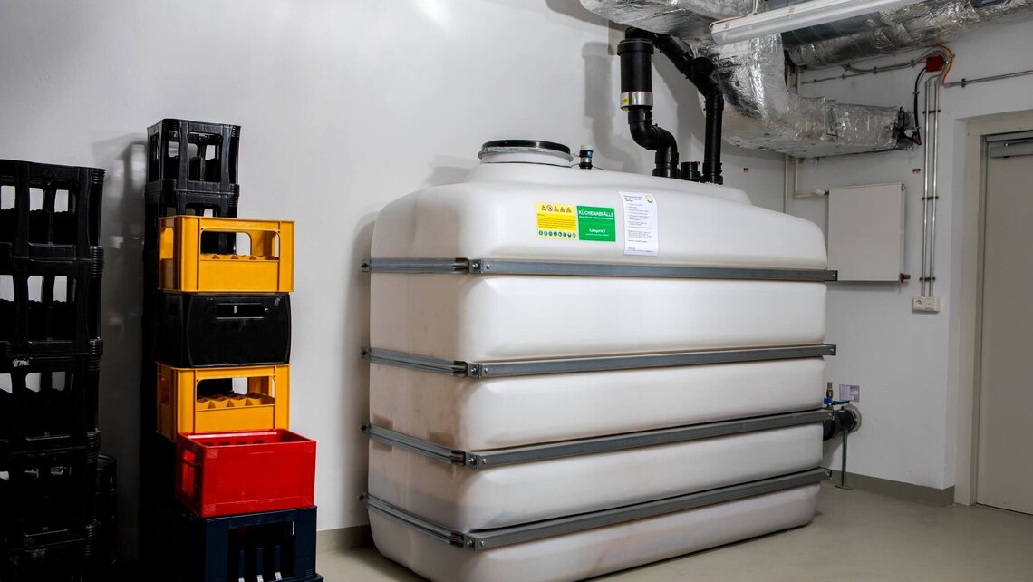 Store your food waste odour-free in a tank in the cellar.