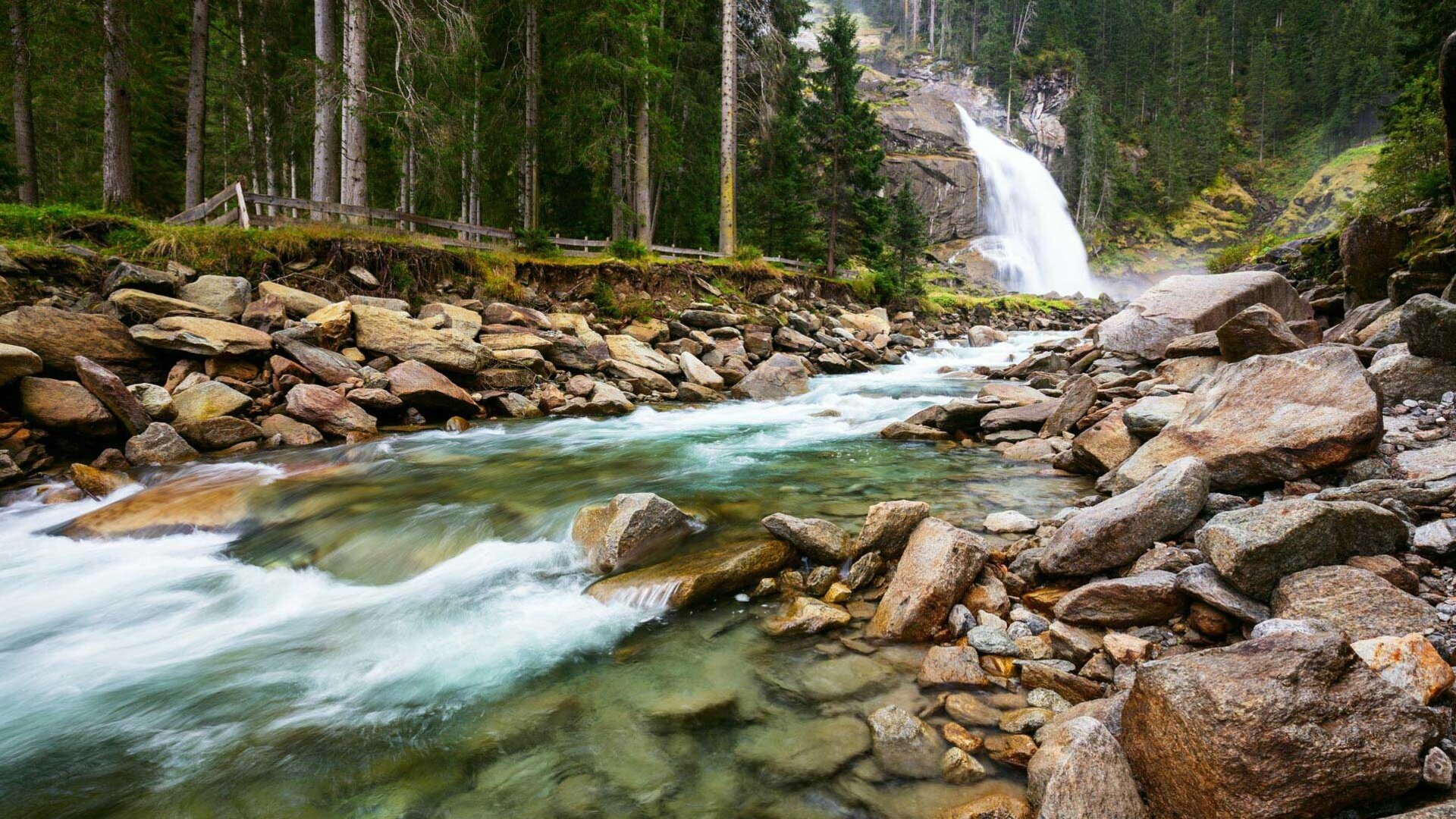 Flussbett mit klarem Wasser