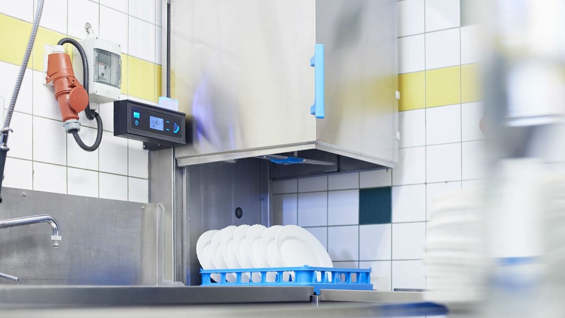 Die Haubenspülmaschine M-iClean H in der Küche im Gasthaus zum Ritter