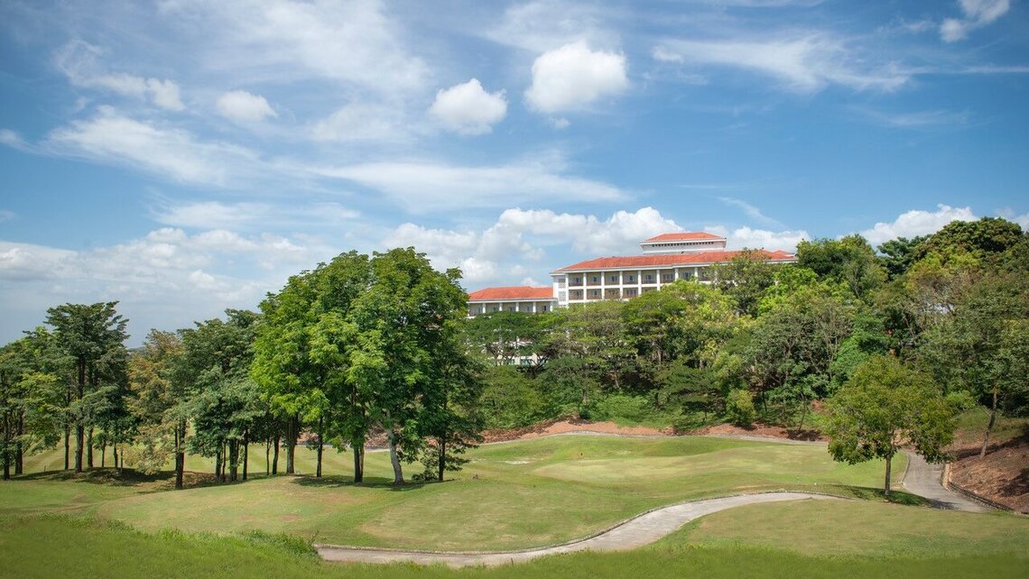 万宜高尔夫球场,度假村在其后面