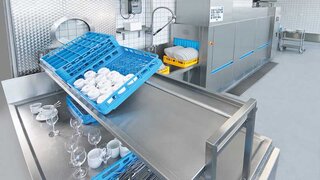 德国汉堡大学的碗碟洗涤处实现了符合人体工学的作业条件