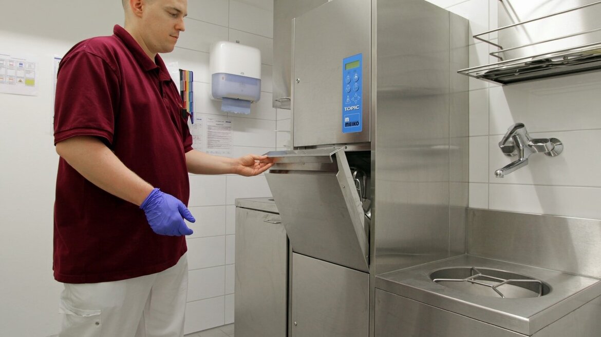 Remove bedpans from the bedpan washer-disinfector Remove bedpans from the bedpan washer-disinfector