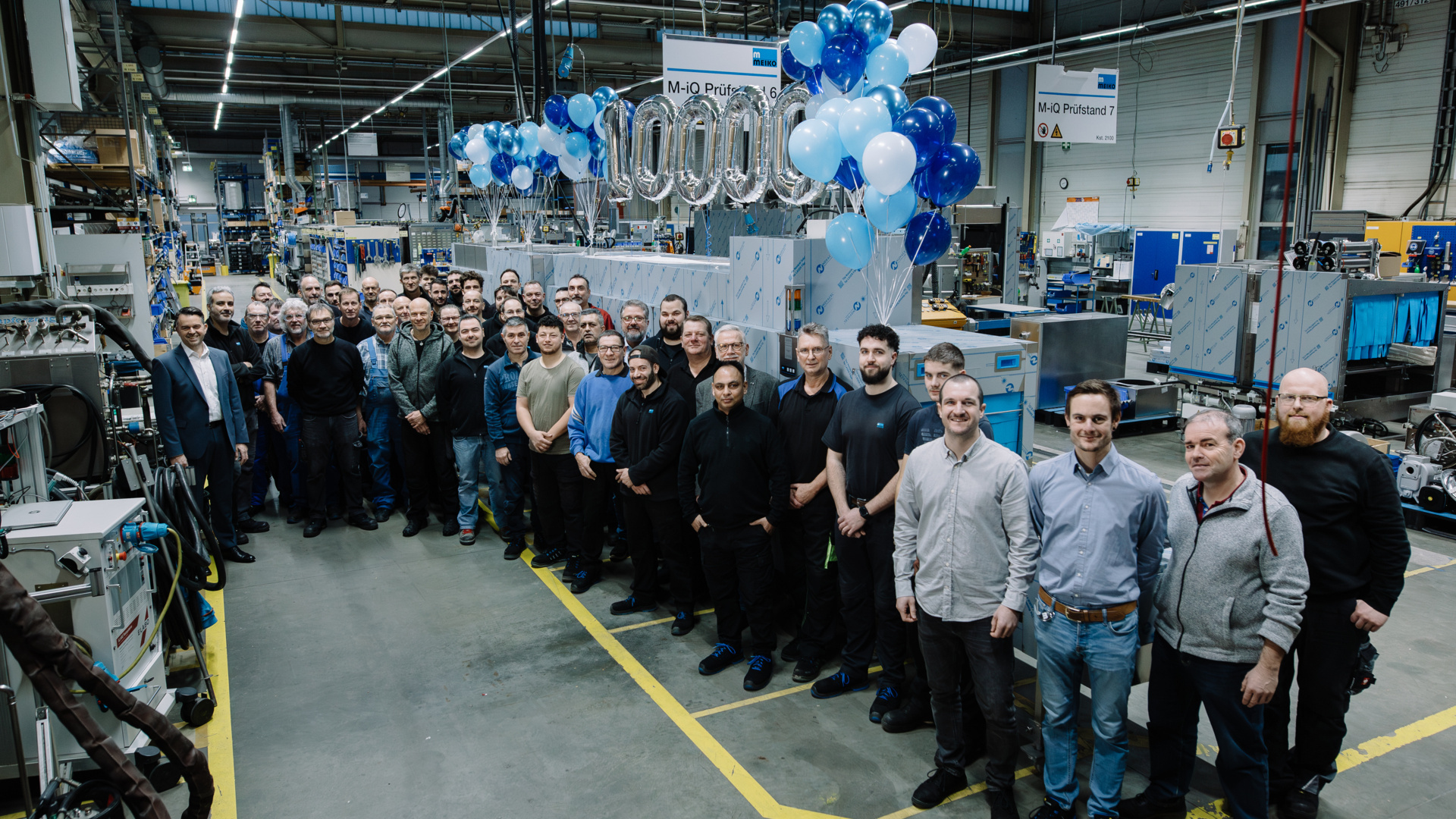 10.000 M-iQ Spülmaschine wird vom Produktionsteam gefeiert