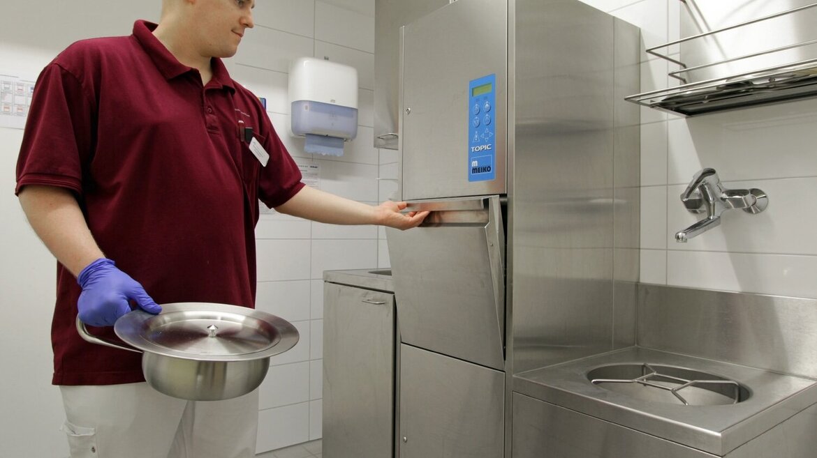 Open bedpan washer-disinfector Open bedpan washer-disinfector