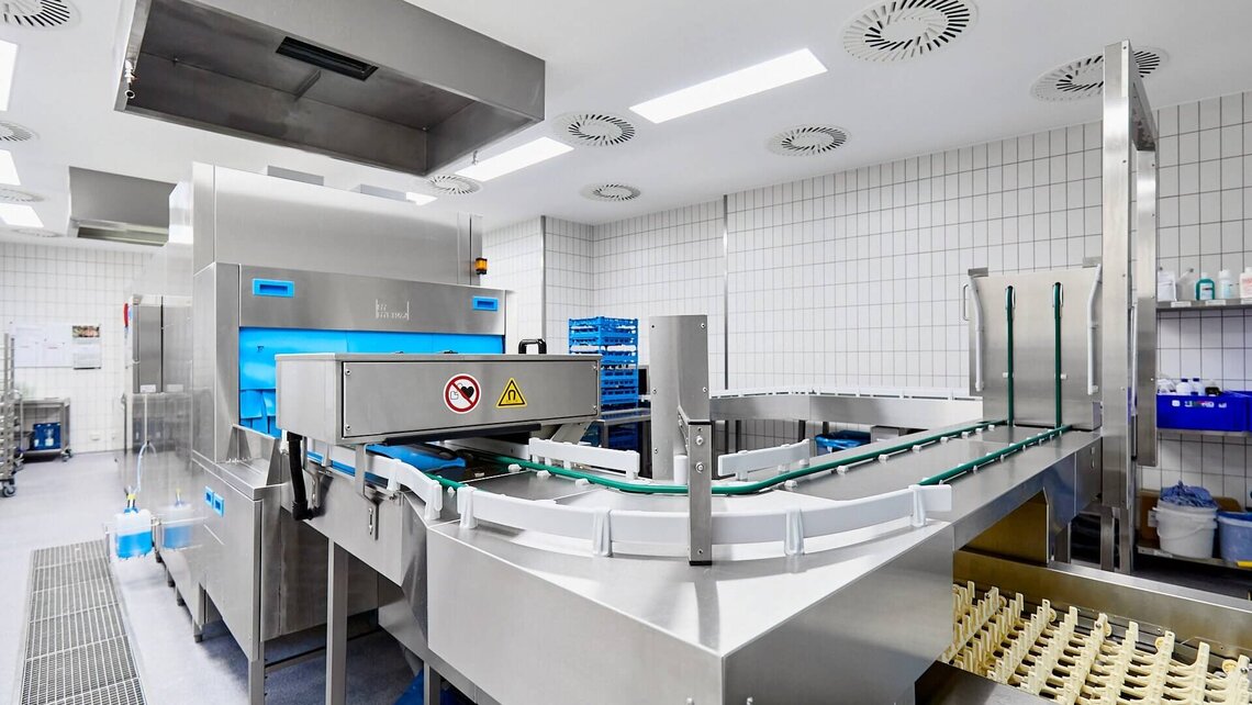 The M-iQ BlueFire demagnetises and washes cutlery for guaranteed improved cleaning and drying.