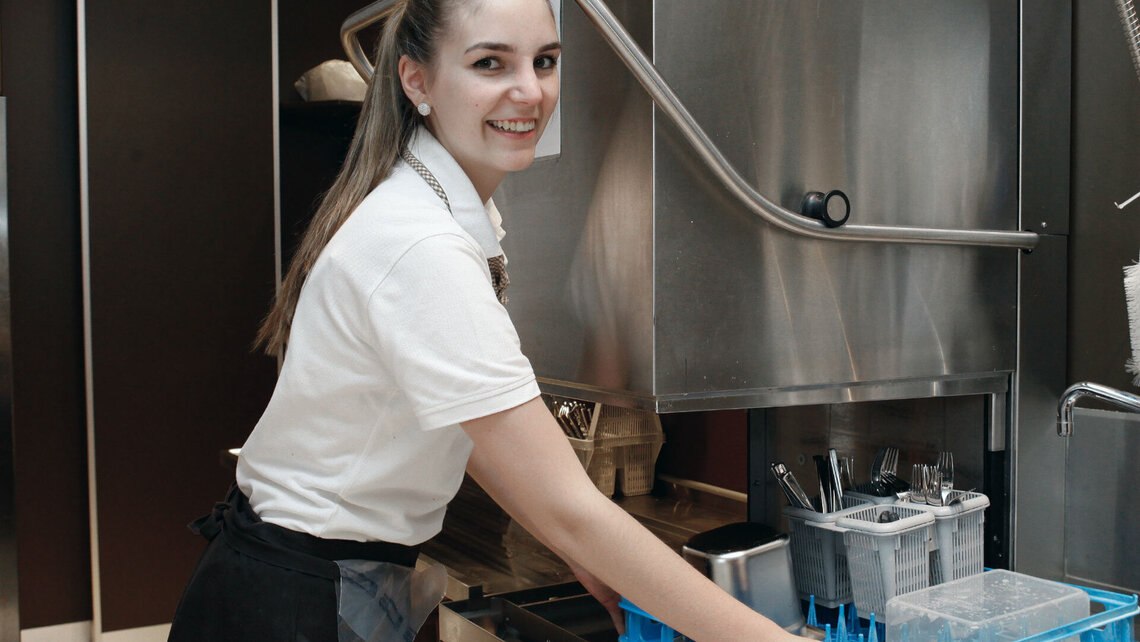 Spülen in der Bäckerei Happ