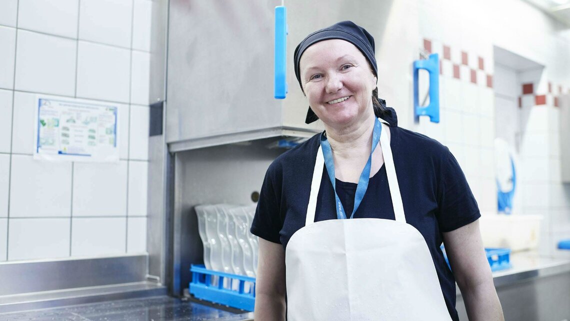 Hood type dishwasher Schmalzerhof Janka Chlebovcová bedient die Haubenspülmaschine im Schmalzerhof
