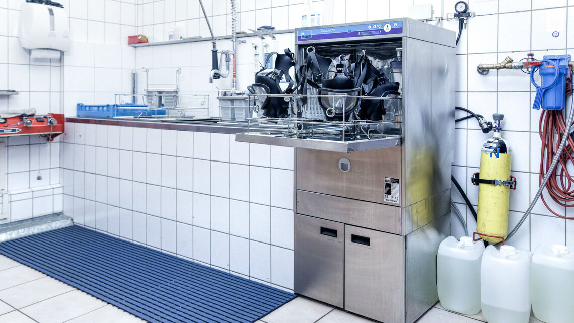 mask and regulator cleaning with TopClean M